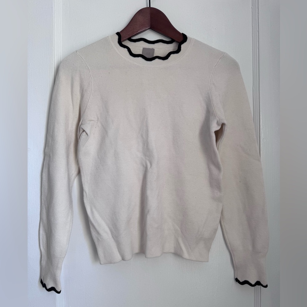 Women’s H&M White Knit Sweater with Black Scallop Trim. XS